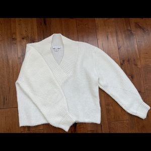 TOPSHOP V Neck Cropped White Sweater 🐇
